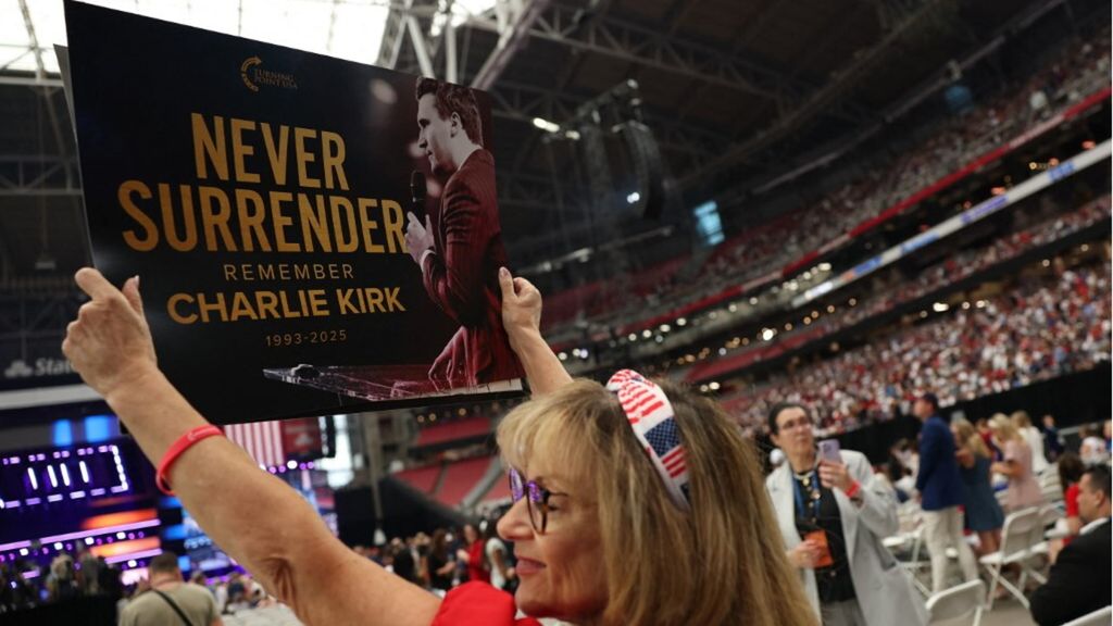 La cerimonia commemorativa per l'attivista di destra Charlie Kirk