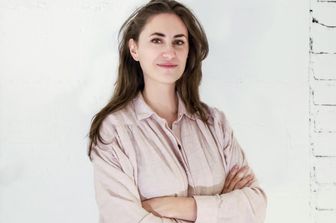 La giornalista libanese Caroline Hayek