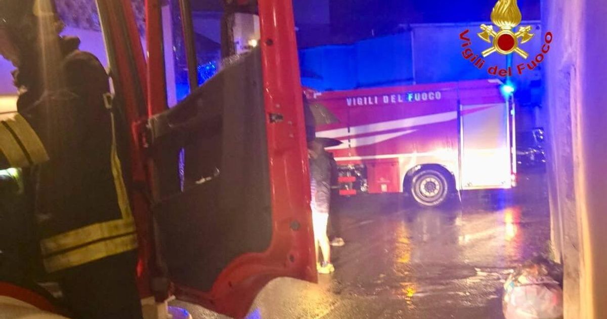 cascina in fiamme nel lecchese 14 feriti