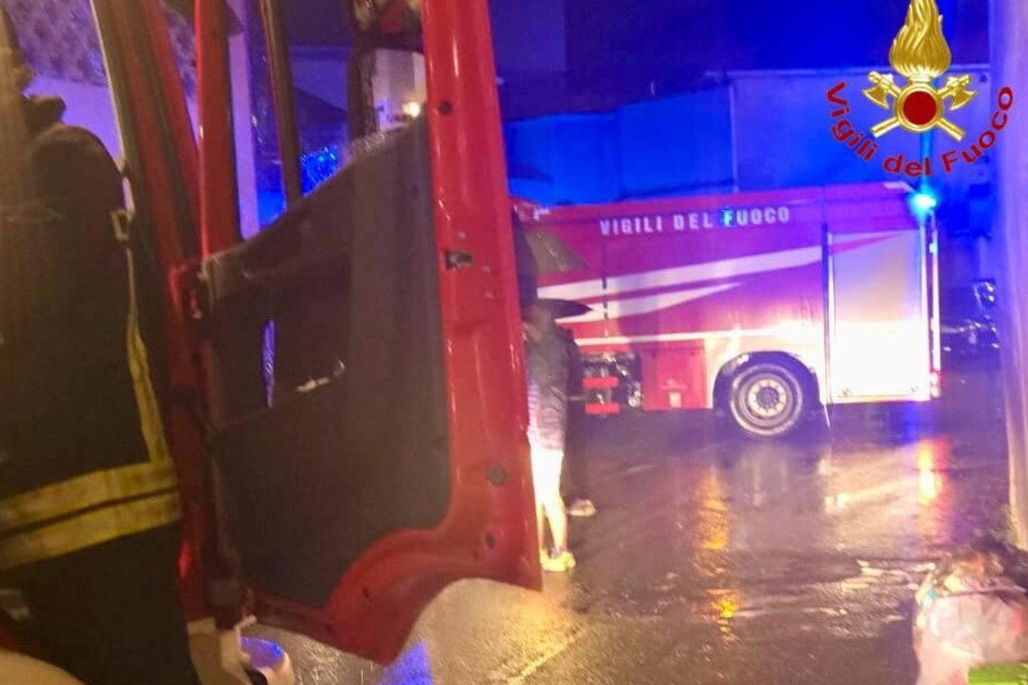 Cascina in fiamme nel Lecchese, 14 feriti