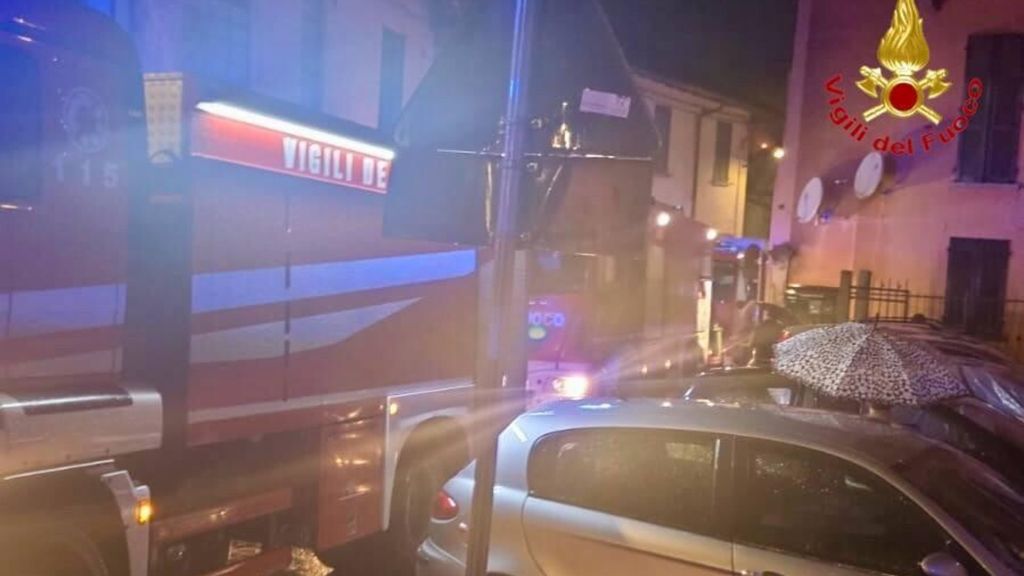 Cascina in fiamme nel Lecchese, 14 feriti