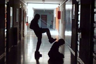 bullismo emarginazione ragazzo scuola