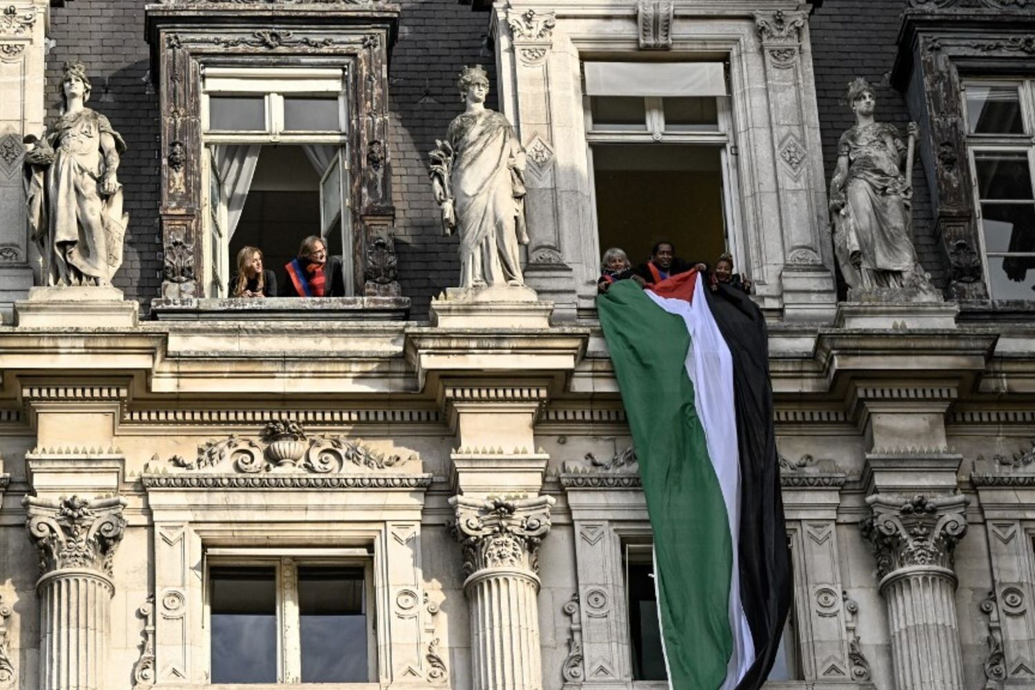 La bandiera palestinese srotolata a Parigi