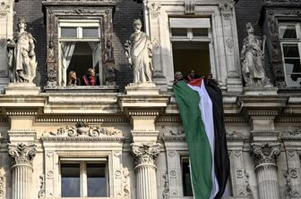 La bandiera palestinese srotolata a Parigi