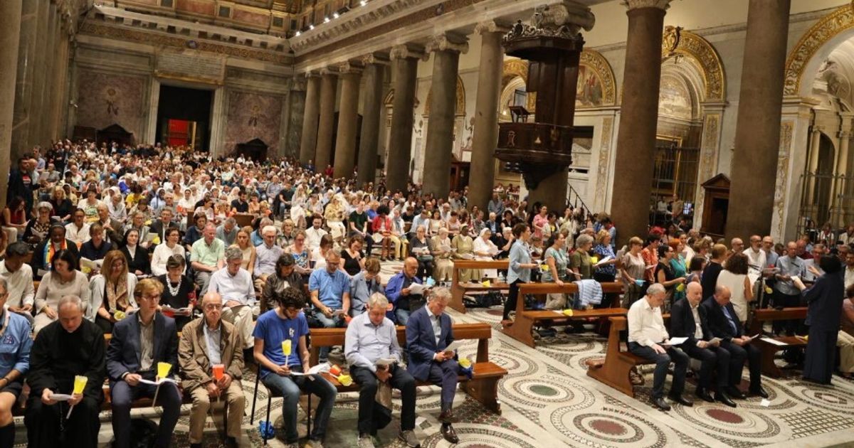 Preghiere e migliaia di candele a Sant