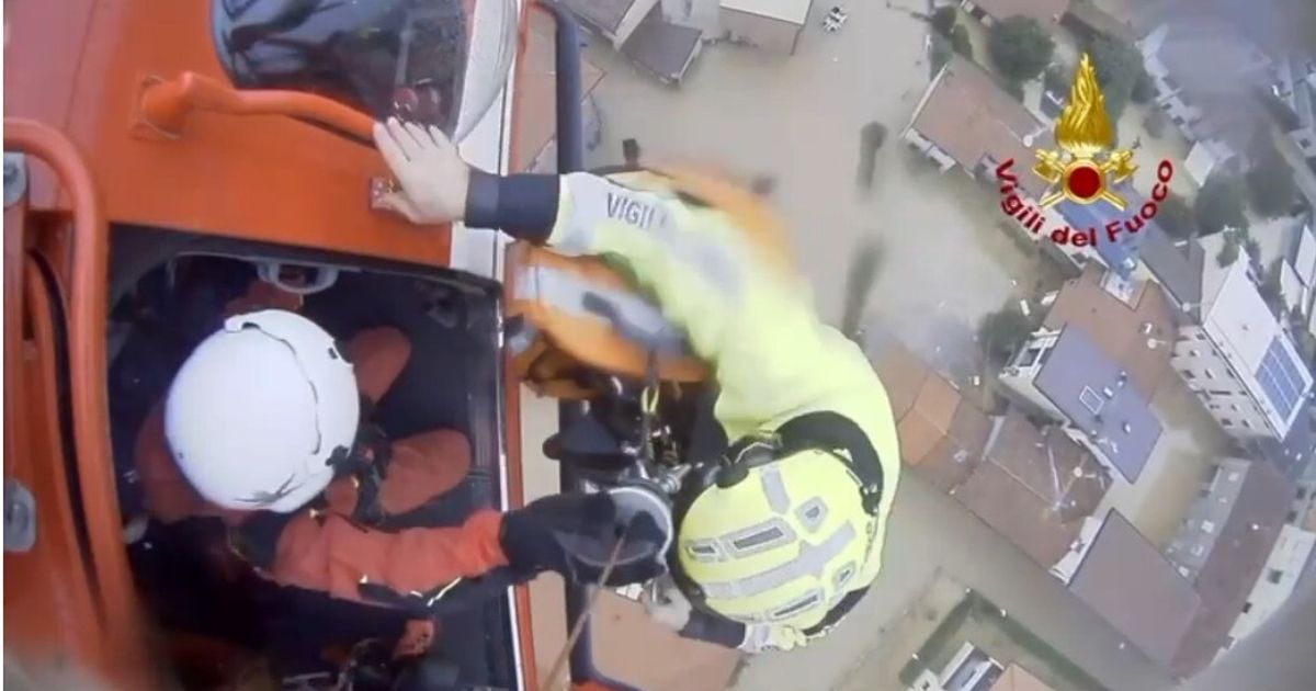 maltempo in lombardia il salvataggio di una bimba di 10 mesi sul tetto di un auto video
