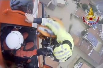 Maltempo in Lombardia, il salvataggio di una bimba di 10 mesi sul tetto di un'auto