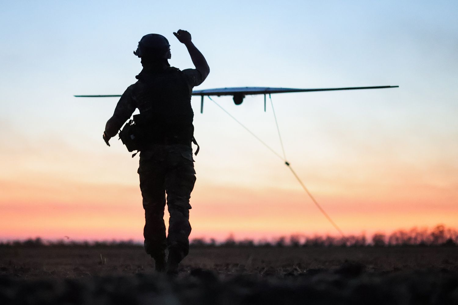 Un soldato russo lancia un drone