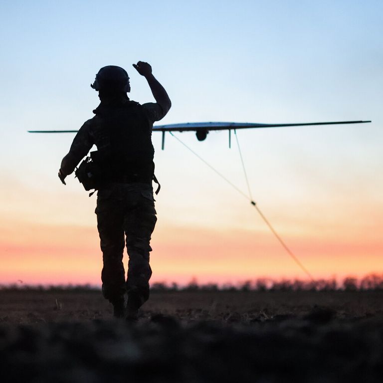 Un soldato russo lancia un drone
