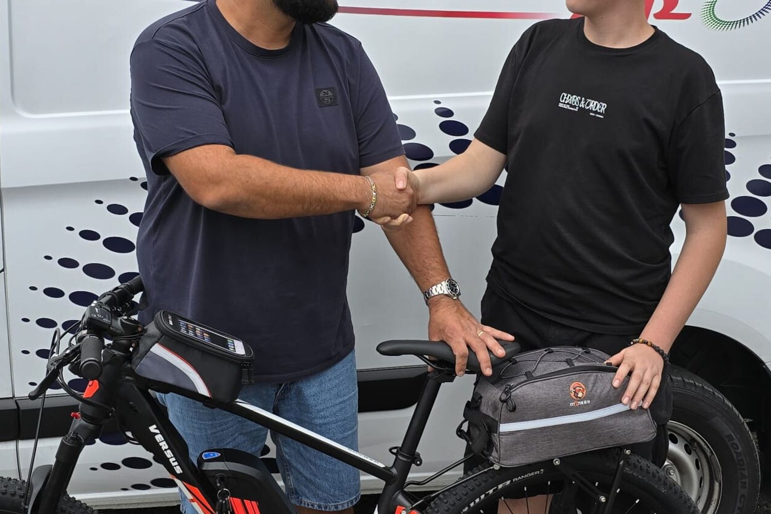 L'imprenditore dona la bicicletta al ragazzo vittima del furto