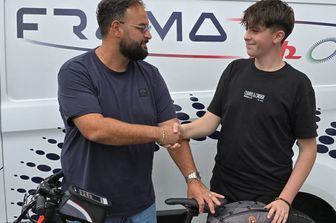 L'imprenditore dona la bicicletta al ragazzo vittima del furto