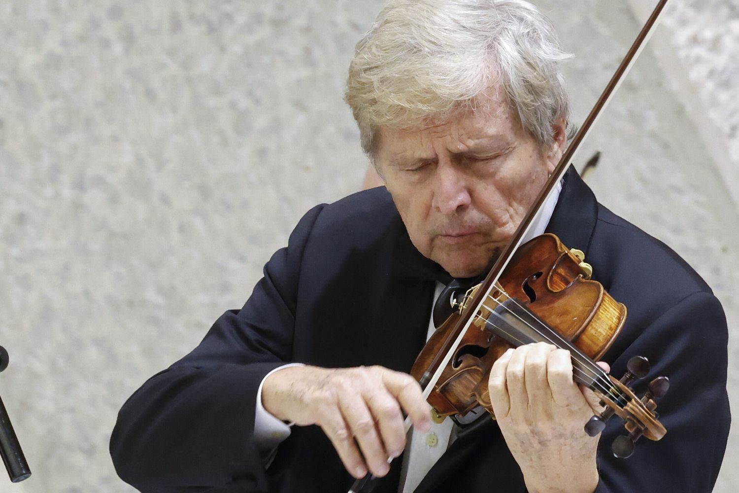 Uto Ughi nel Duomo di Milano suona per i giovani