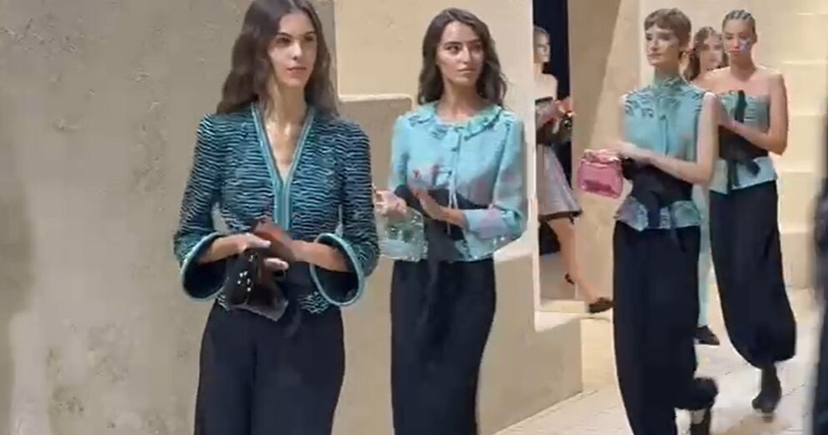 prima sfilata senza giorgio le modelle in passerella applaudono il genio della moda