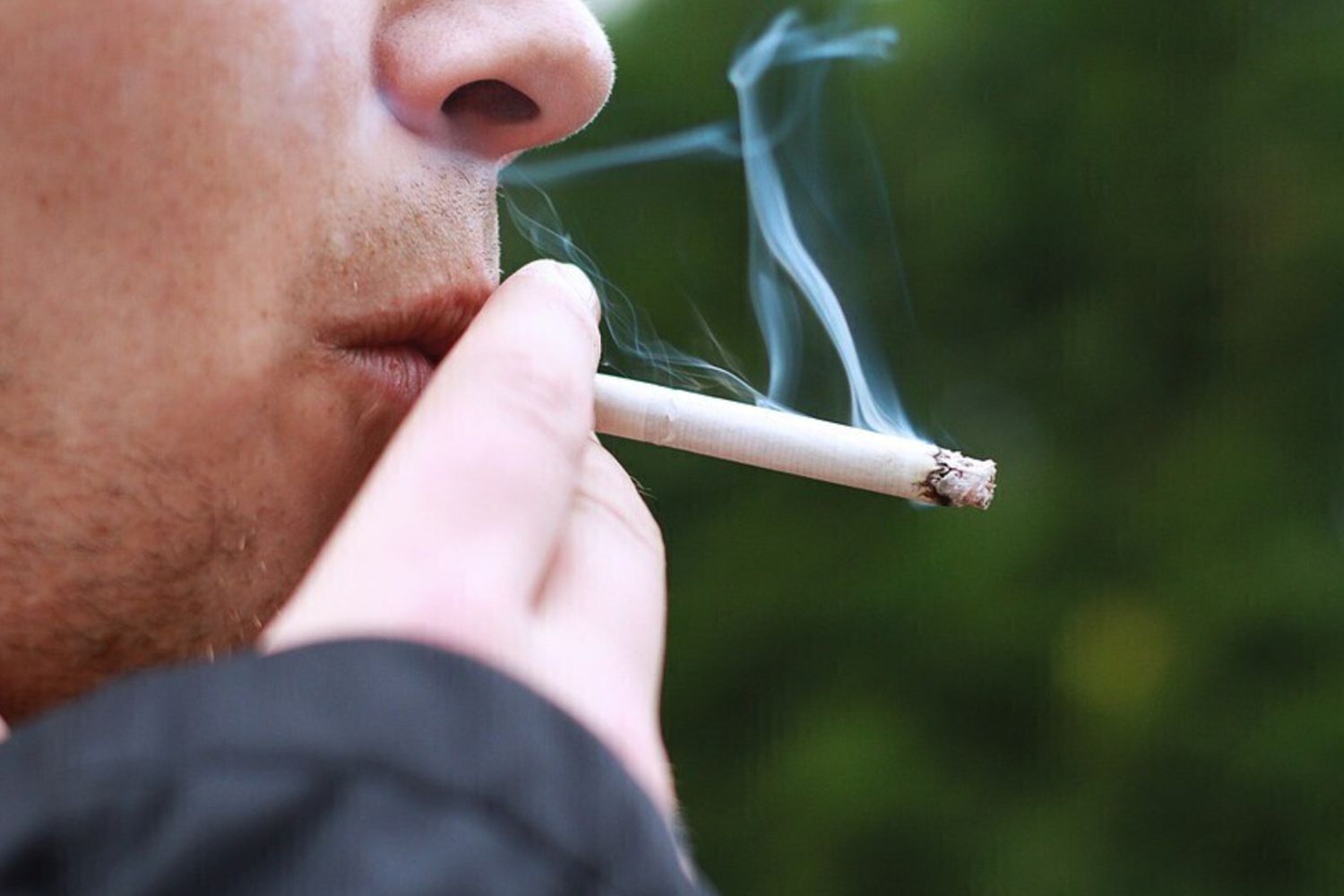 fumare sigarette ragazzi