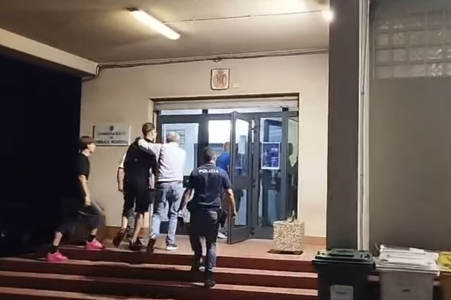 L'arrivo in commissariato del 17enne sequestrato a Vittoria