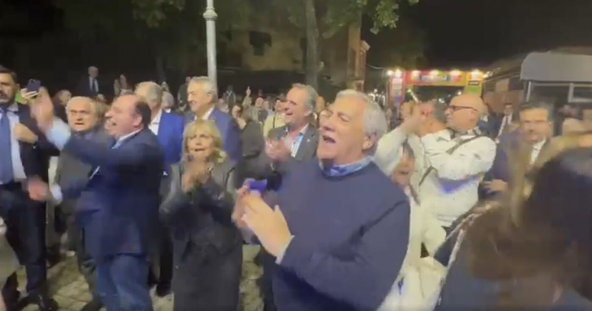 Tajani e Casellati scatenati al concerto di Mogol che omaggia Battisti