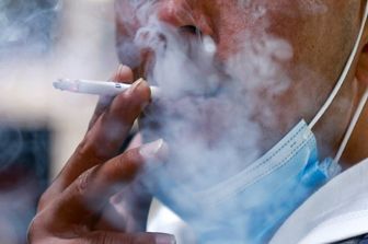 Perché il fumo precoce dei padri ricadrà sui figli