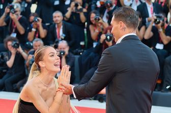 Alessandro Basciano chiede a Sophie Codegoni di sposarlo sul red carpet della Mostra del Cinema di Venezia&nbsp;