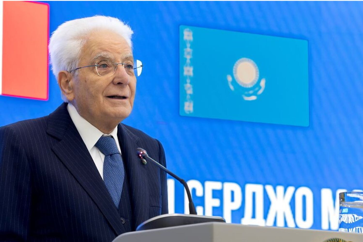 Il presidente Sergio Mattarella nel corso della sua visita in Kazakhstan