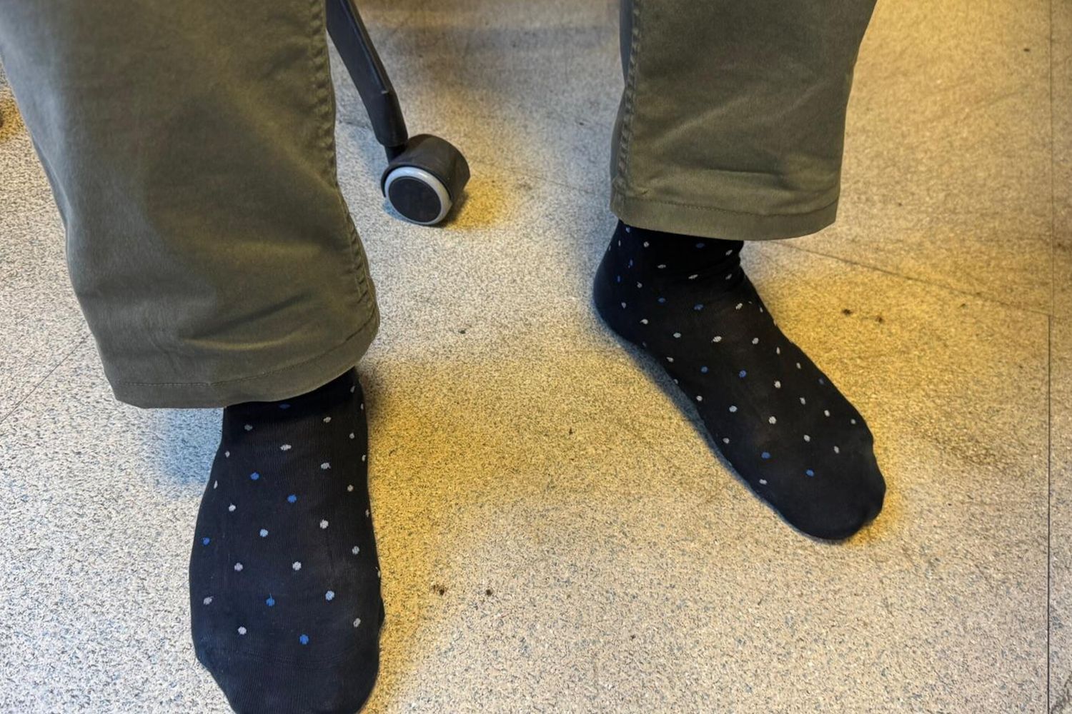 Lavorare scalzi in ufficio si può. Ne guadagna la produttività