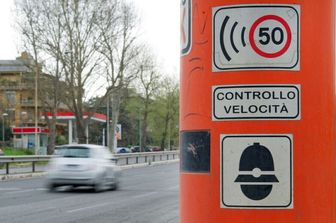 Un autovelox in una strada di Roma