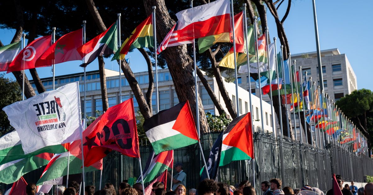 A Roma cori e proteste contro l
