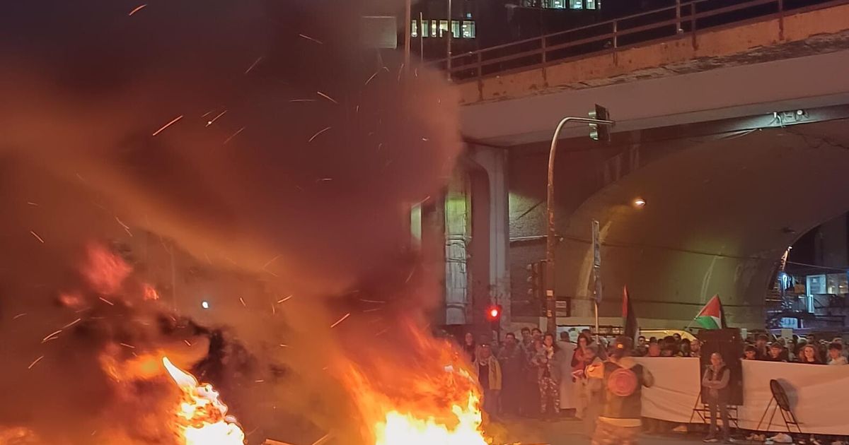 A Genova bruciano i copertoni in sostegno alla Flotilla