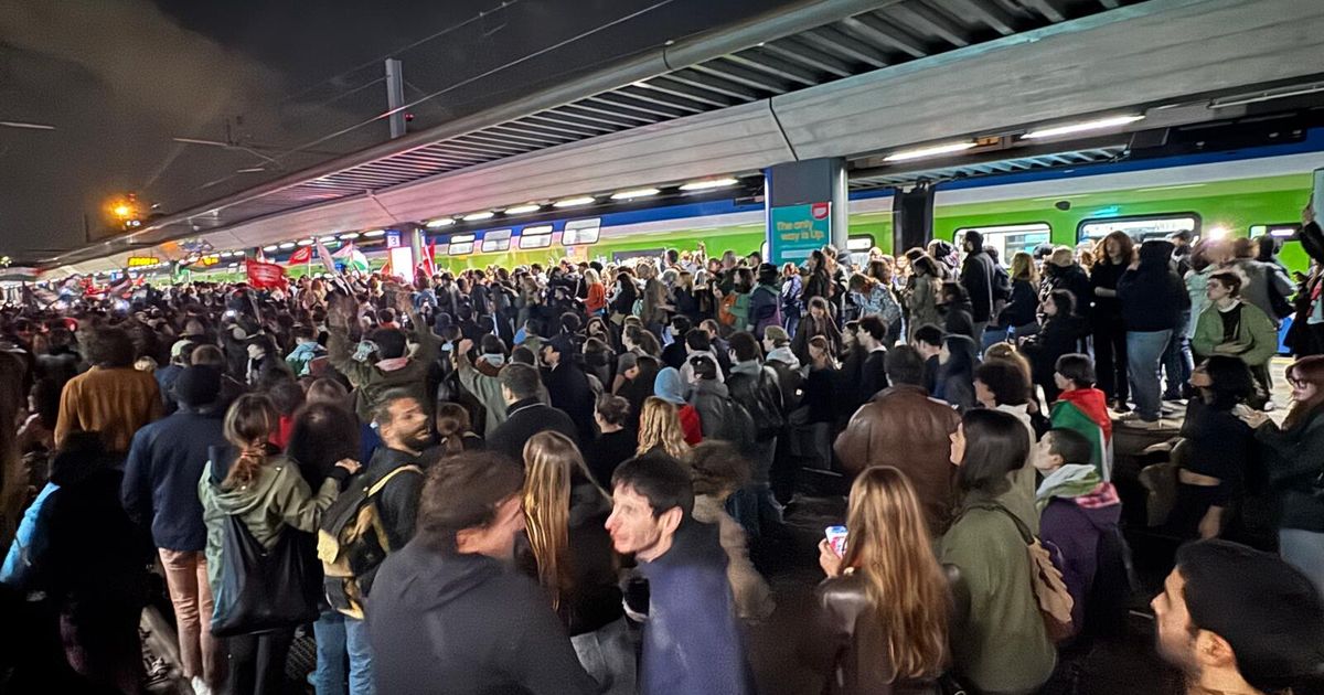 I manifestanti a Milano occupano la stazione di Cadorna