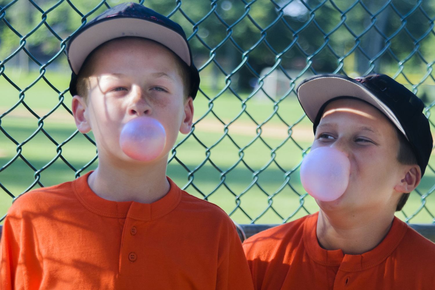 Bambini  masticano un chewing gum