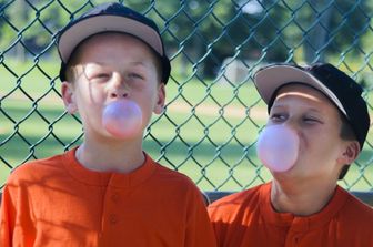 Bambini  masticano un chewing gum