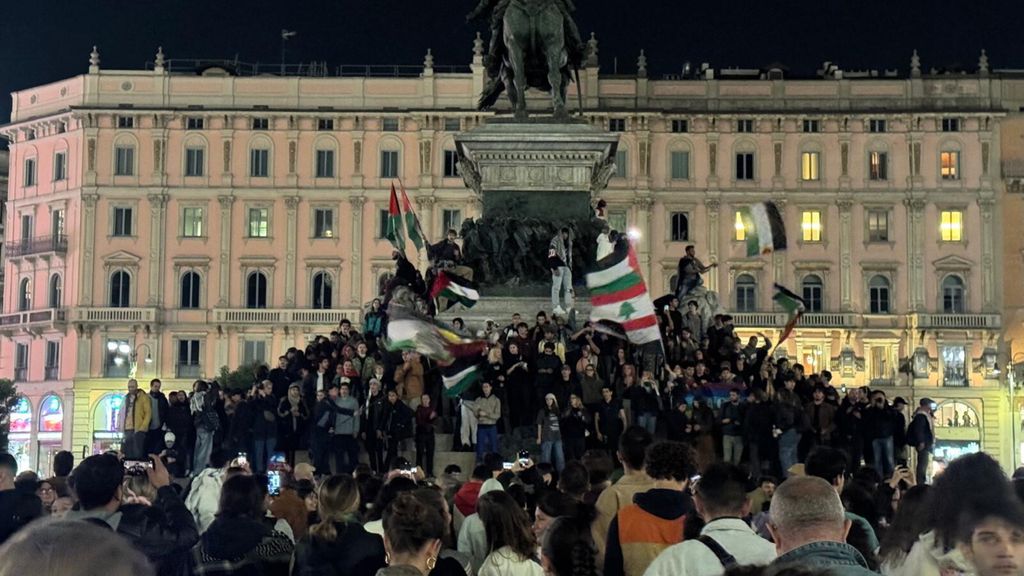 Manifestanti in piazza Duomo a Milano