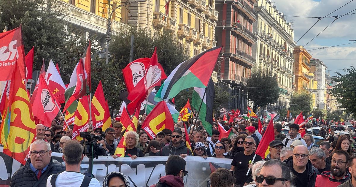 Corteo per Gaza a Napoli, ProPal cambiano percorso e si dirigono verso il porto
