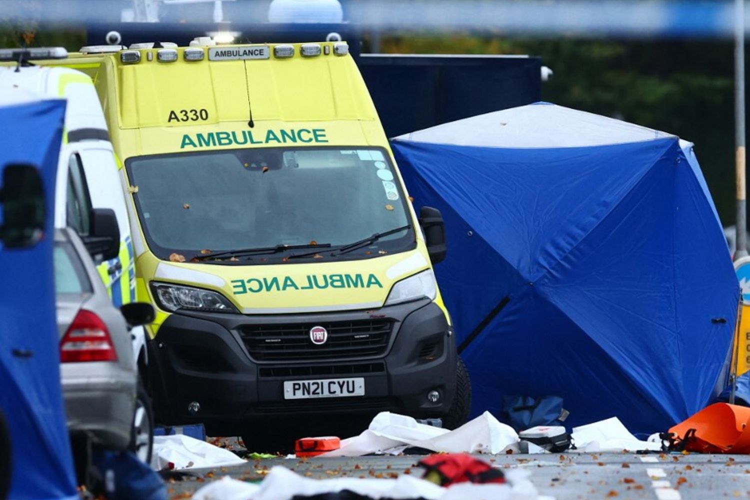 Le tende della polizia coprono parte della scena sulla strada principale fuori dalla sinagoga della Congregazione Ebraica di Heaton Park a Crumpsall, a nord di Manchester,