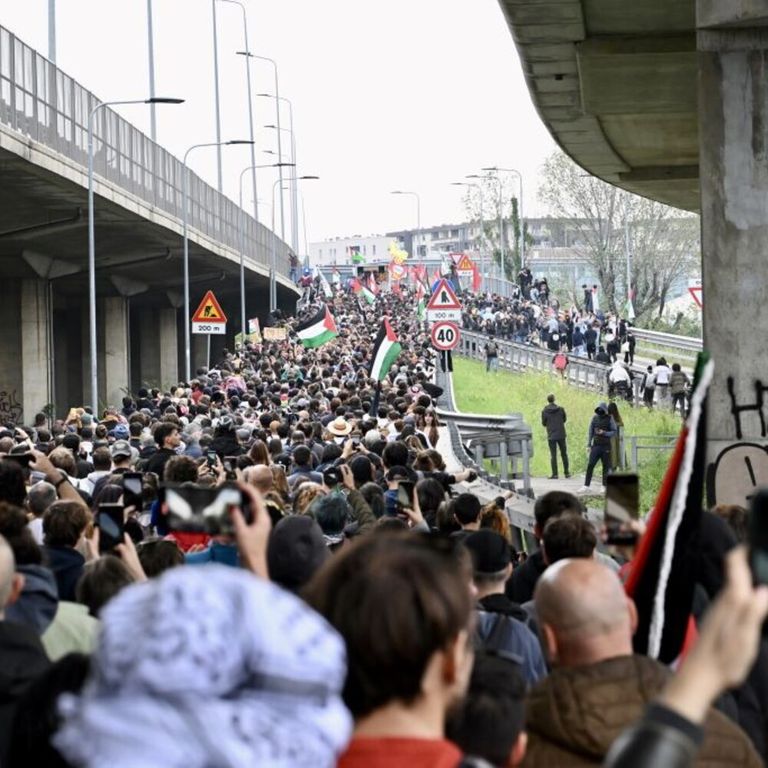 Manifestanti sulla tangentale di Milano
