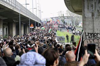 Manifestanti sulla tangentale di Milano