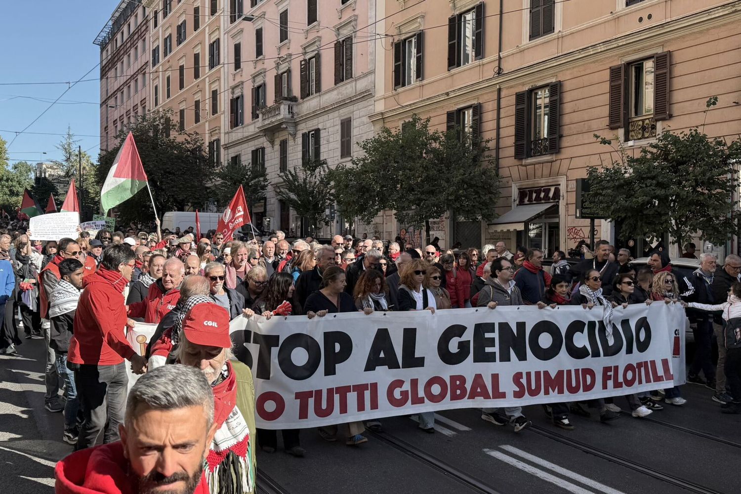 L'Italia manifesta per Gaza. La Cgil, "2 milioni in piazza". Il Viminale: "No, sono 400mila"
