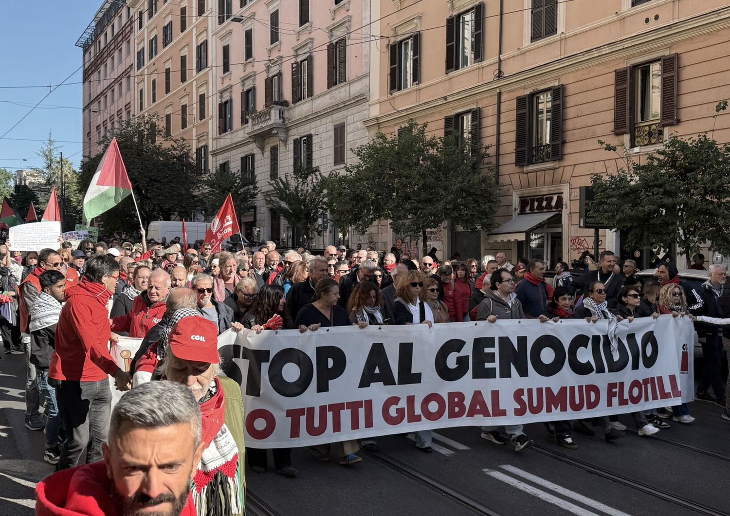 L'Italia manifesta per Gaza. La Cgil, "2 milioni in piazza". Il Viminale: "No, sono 400mila"
