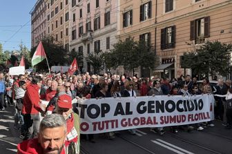 L'Italia manifesta per Gaza. La Cgil, "2 milioni in piazza". Il Viminale: "No, sono 400mila"