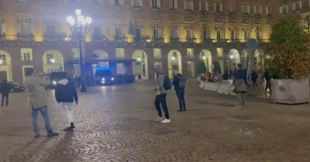 Trave di legno contro una camionetta della polizia