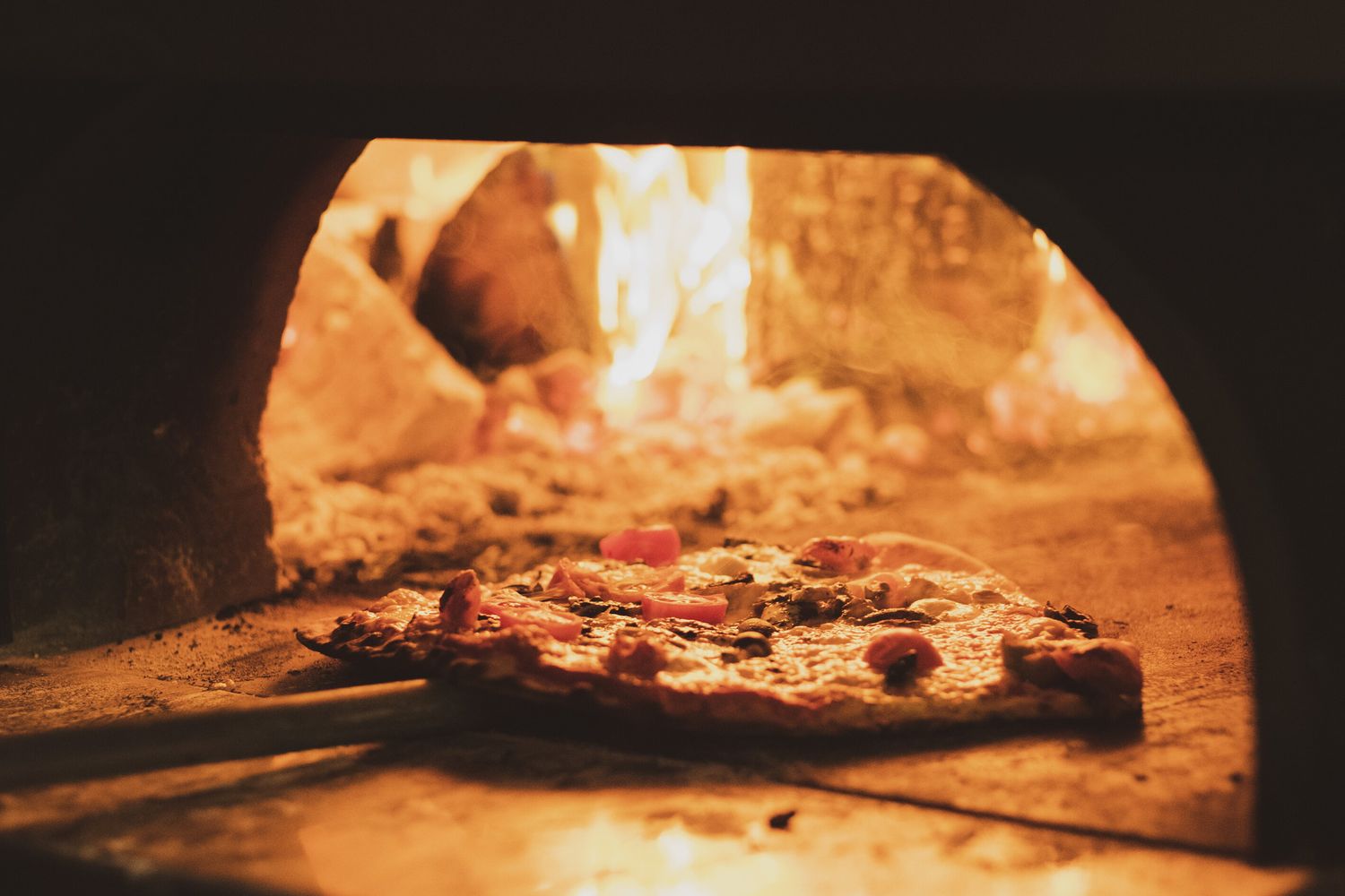 Una pizza in un forno a legna