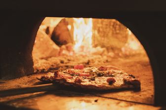 Una pizza in un forno a legna