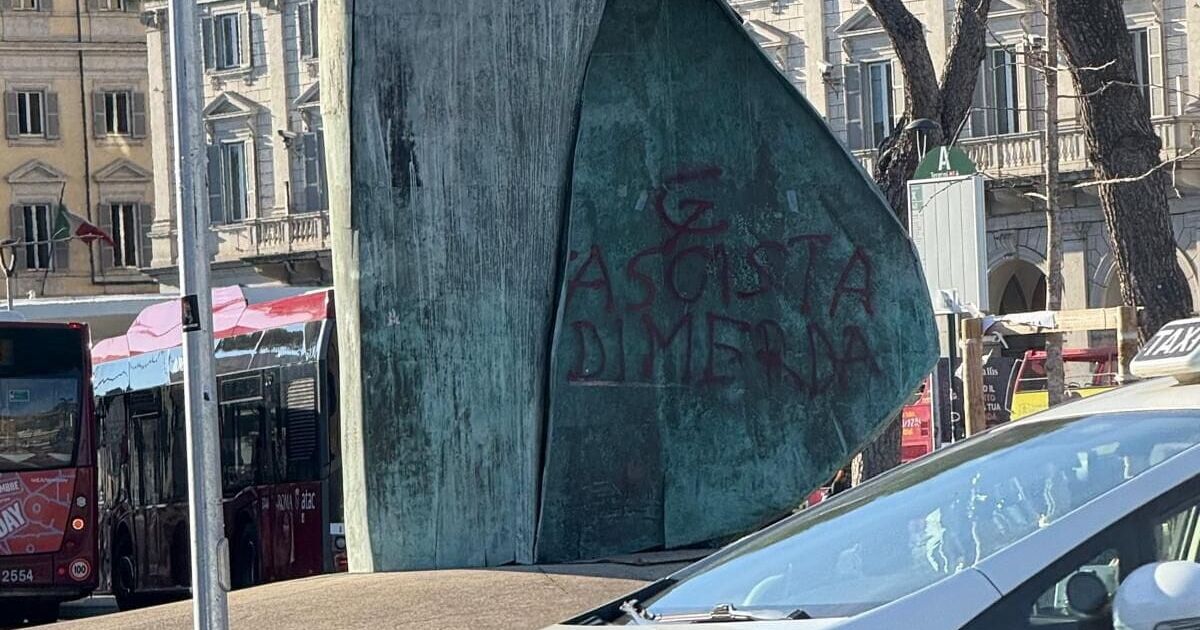 "Fascista!", imbrattata la statua di papa Wojtyla alla Stazione Termini a Roma