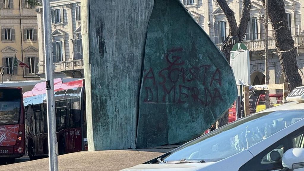 Statua di Papa Giovanni Paolo II profanata