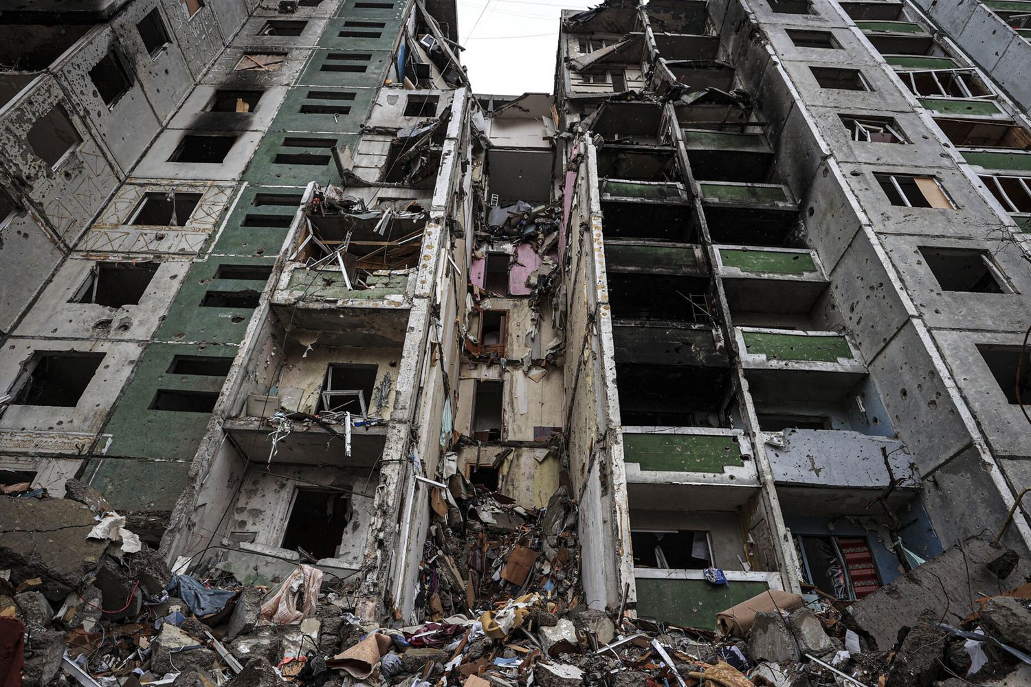 Un edificio civile distrutto da un bombardamento russo in Ucraina