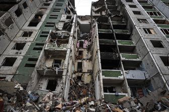 Un edificio civile distrutto da un bombardamento russo in Ucraina