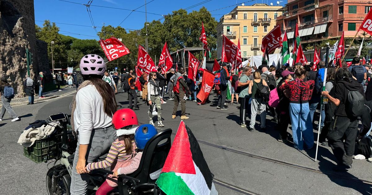 Un serpente lungo tre chilometri, a Roma sfila il corteo proPal