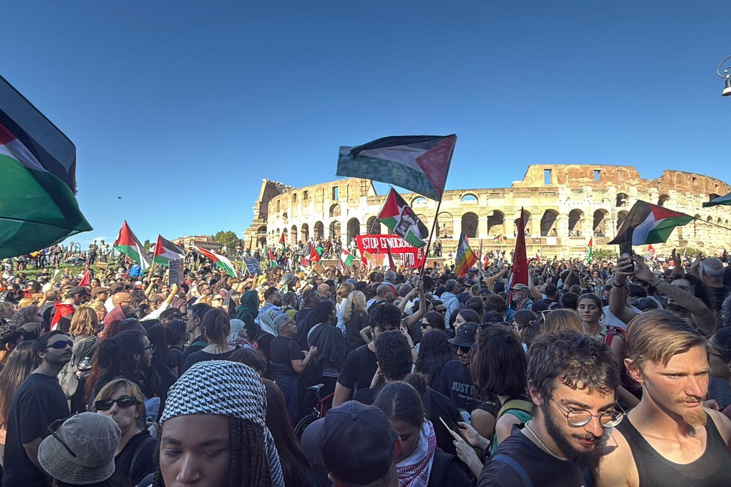 Manifestazione ProPal a Roma: "Siamo 600mila". Imbrattata statua di Wojtyla, Meloni: "Indegno"