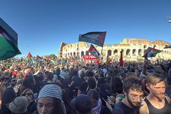 Manifestazione ProPal a Roma: "Siamo 600mila". Imbrattata statua di Wojtyla, Meloni: "Indegno"