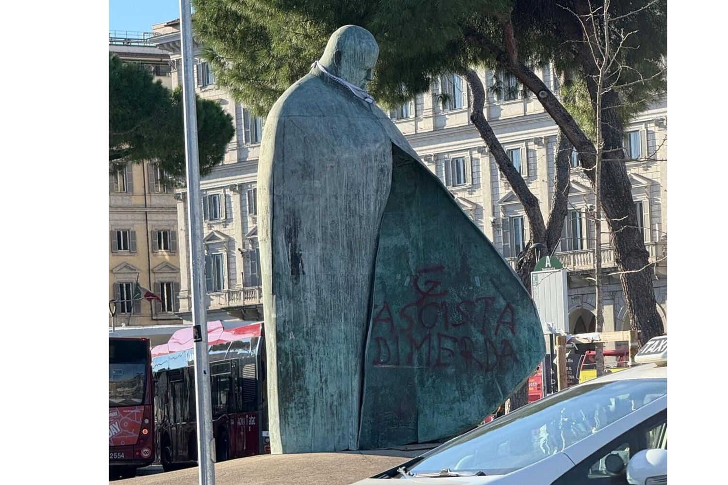 Statua di Papa Giovanni Paolo II profanata