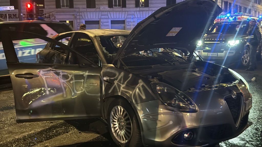 Scontri a Roma tra manifestanti e polizia che usa i lacrimogeni. Auto in fiamme